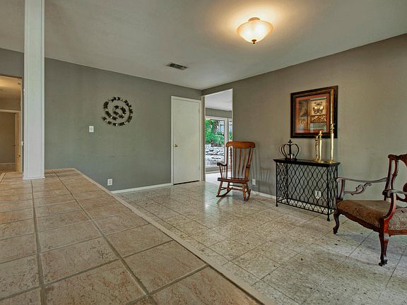 5th image of 10 Hull Circle Dr