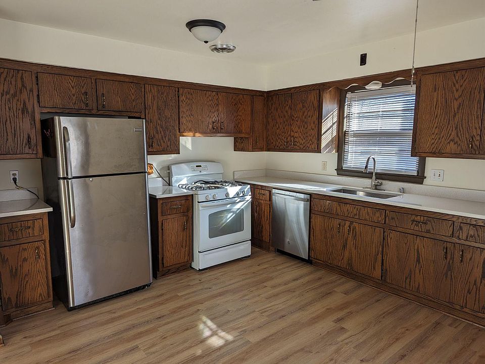 Large eat-in kitchen; enough space for a table and 6 chairs