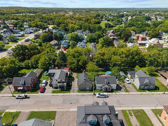 4th image of 42 Bonnechere St W