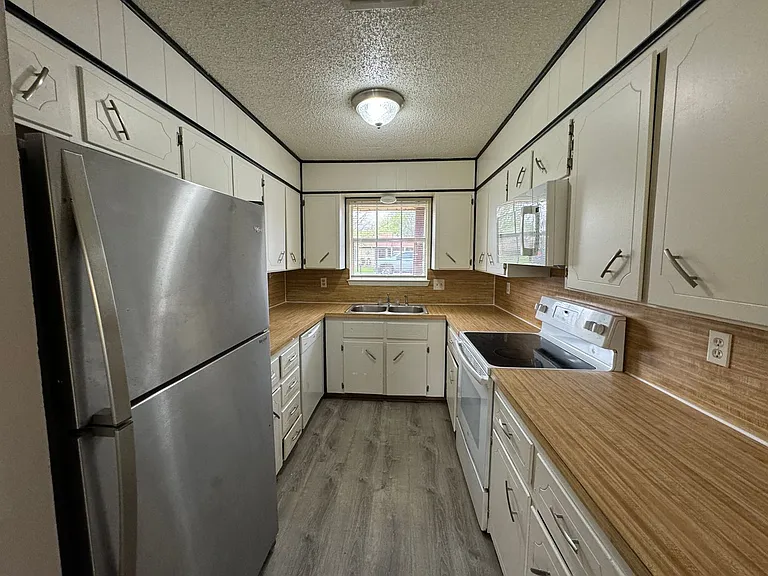1402 Hammond Dr — Photo 11