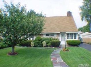 31 Dayton St, Westbury, NY 11590