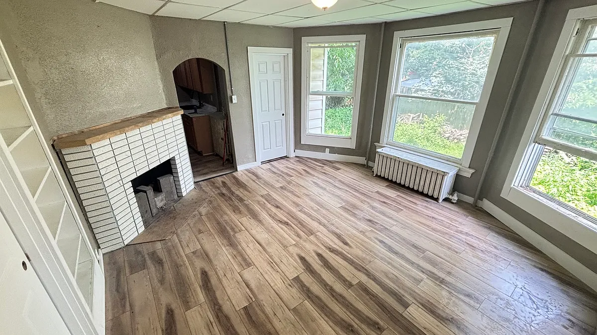 Family Room - Remodeled - New Flooring - Paint etc. - 1012 W 3rd St #1