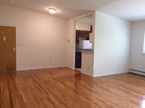 (undisclosed Address), Pt Washington, NY 11050