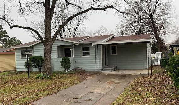 1st image of 229 Oak Dr W