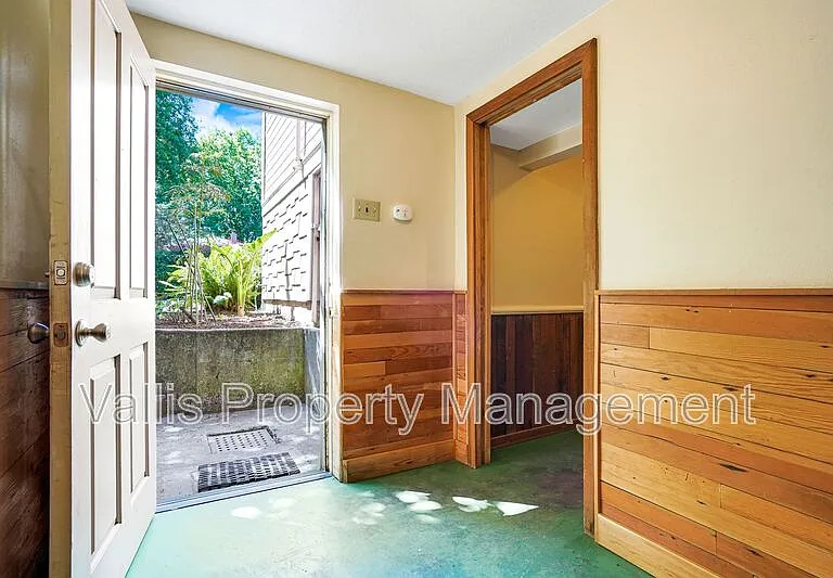 2185 Trade St SE — Photo 2