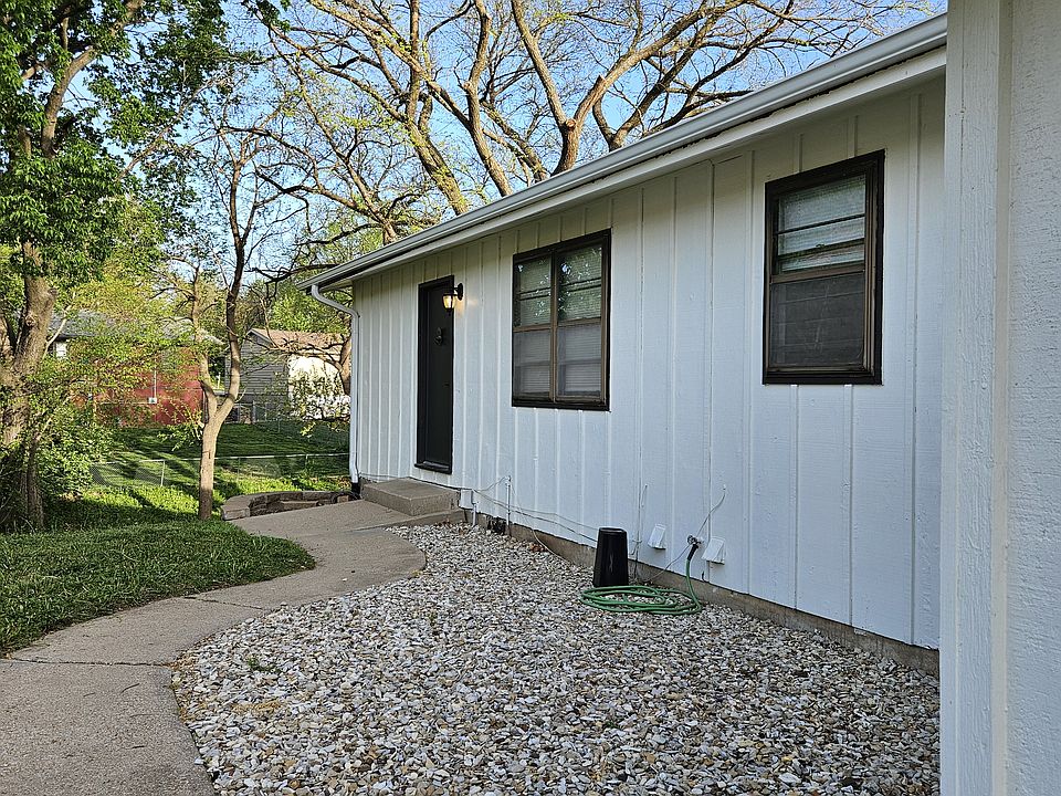 Entrance to side B. Follow sidewalk to the left of driveway.