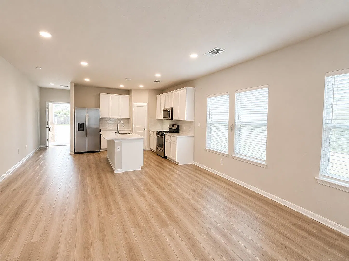 4 bed, 2.5 bath, 2645 sqft, $2,500 — Photo 4