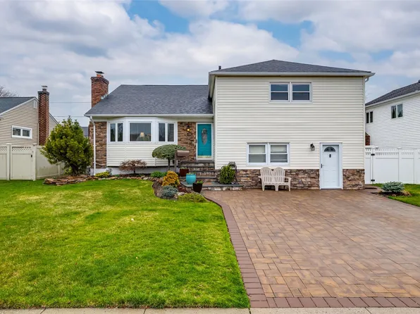 196 Daniel Road N, Massapequa, NY 11758