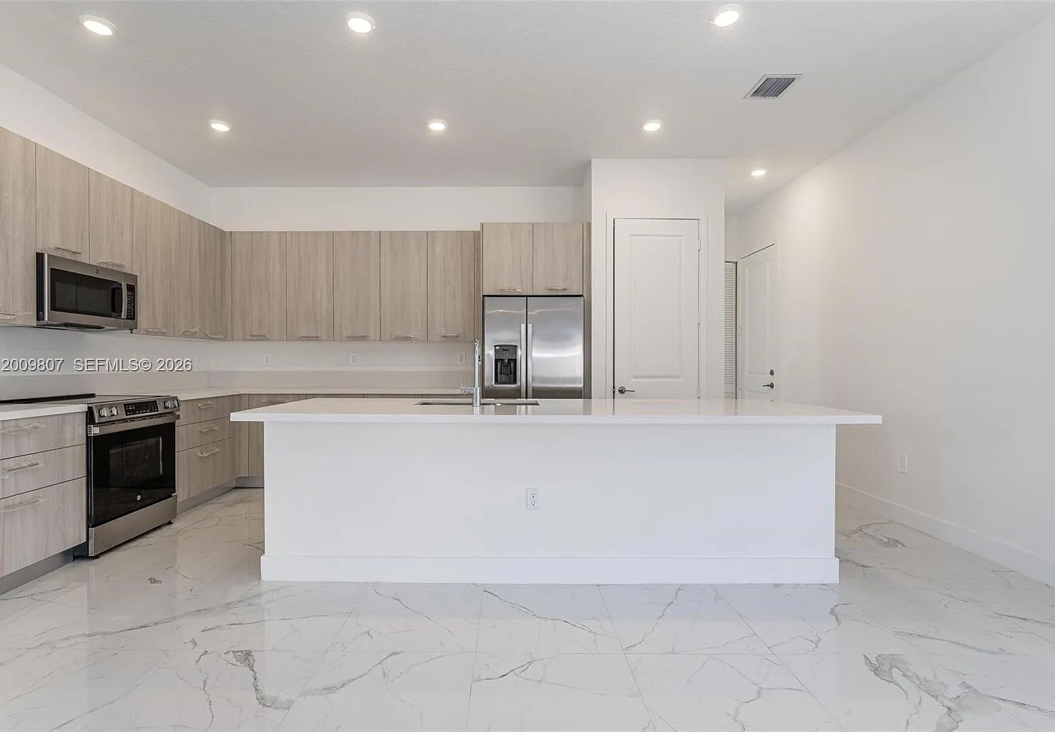4 bed, 3.0 bath, 2952 sqft, $7,500 — Photo 1