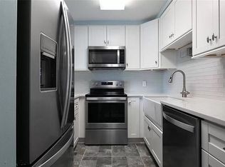 62 Lakeshore Dr, Clarksville, IN 47129