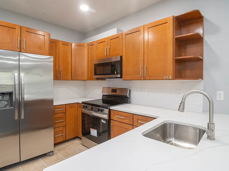 415 N Kenwood Ave — Photo 1