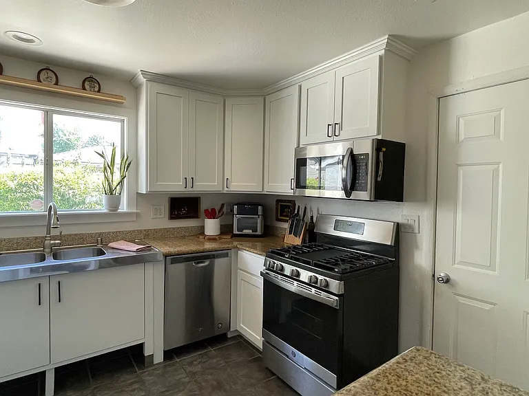 Kitchen w/ access to garage