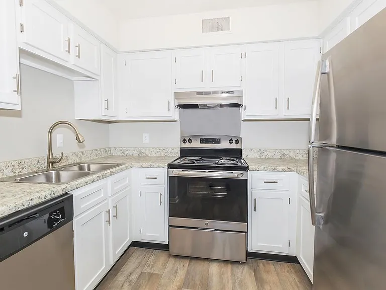 Hillhurst Apartments — Photo 12