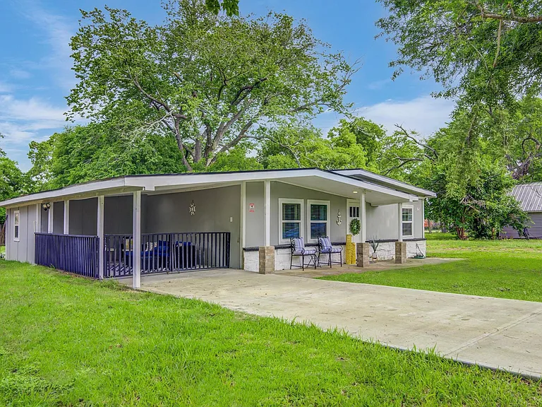 541 Circle Dr — Photo 2
