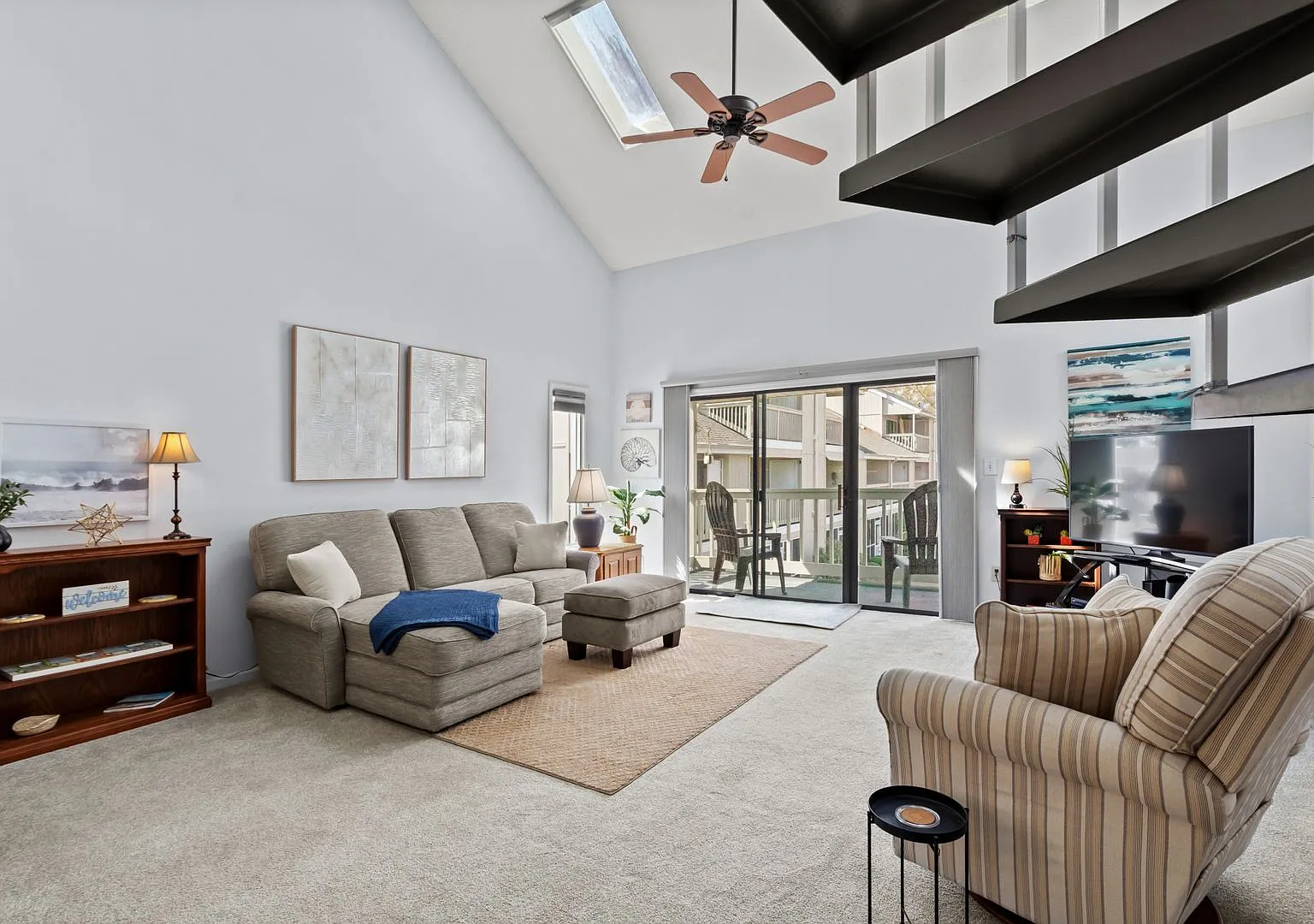 Fully Furnished 2-Bedroom Condow/ pool| Flexible Lease Terms — Photo 1