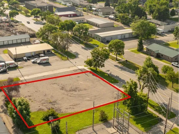 621 13th St SE, Jamestown, ND 58401