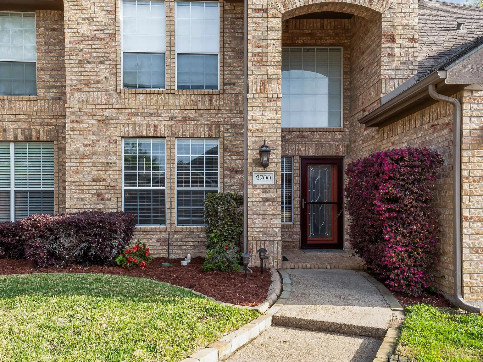 2700 Timberwood Dr — Photo 2
