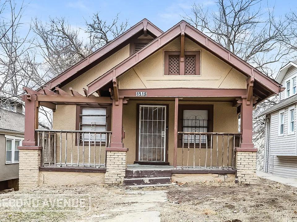 1516 E 50th Ter