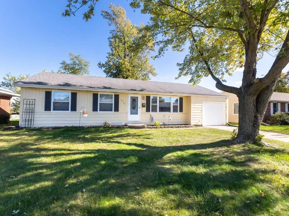 2778 Oak Crest Dr, Dubuque, IA 52001