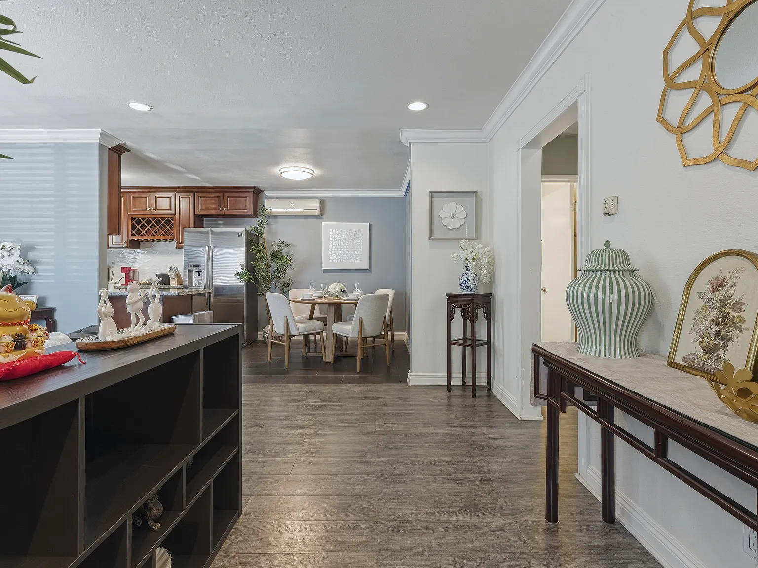 2 bed, 1000 sqft, $3,300 — Photo 2