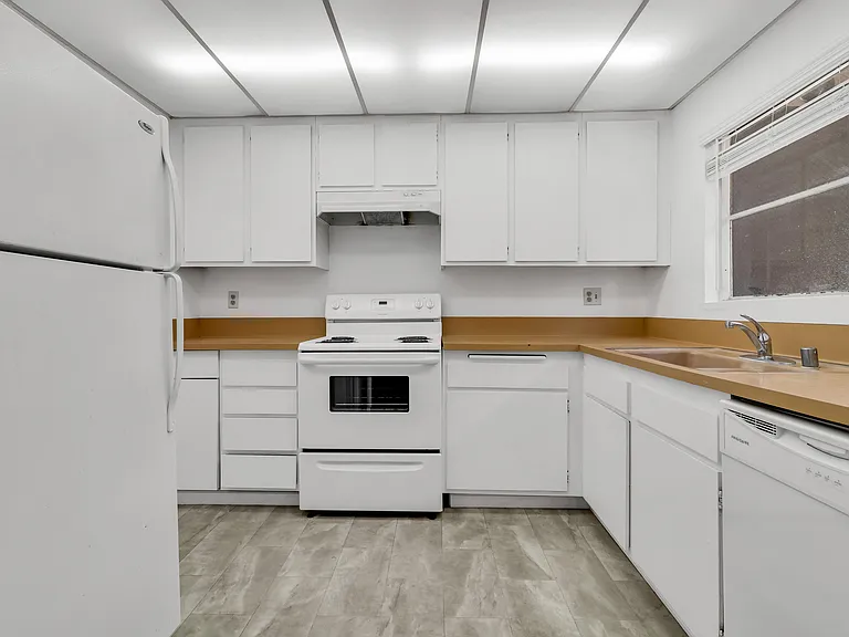 2510 Clairemont Dr #203 — Photo 4