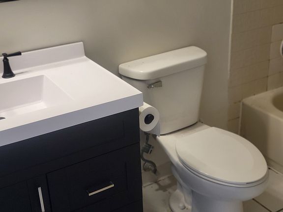 Attached Master Full Bathroom