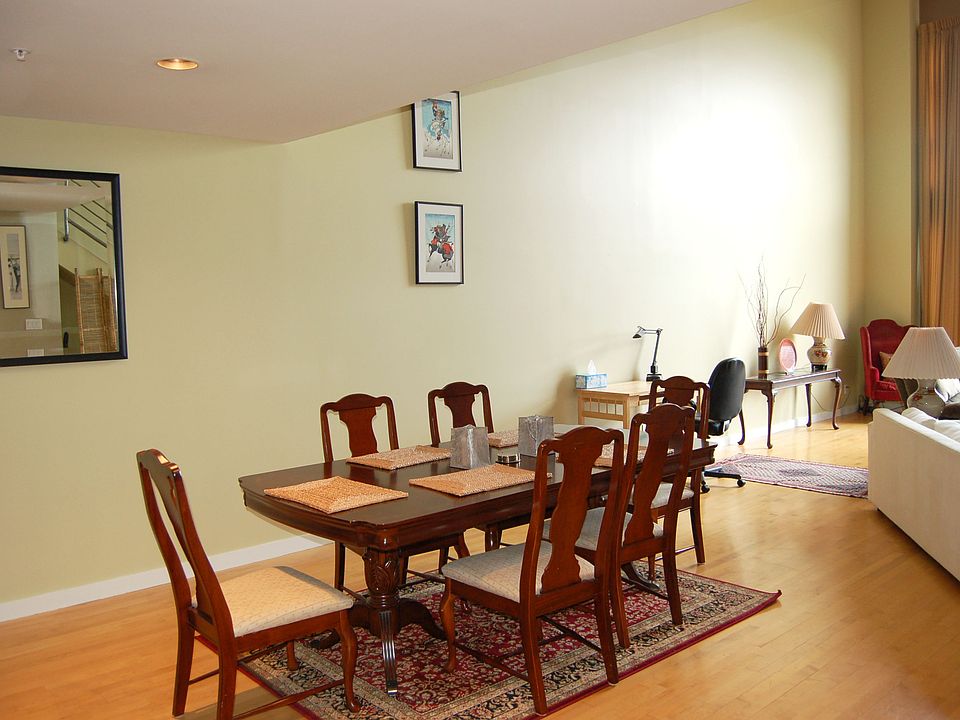 Open dining area. Space can be used creatively.