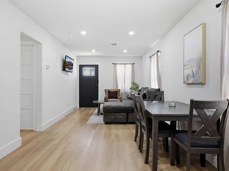3011 Columbia St — Photo 3