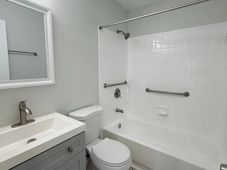 Lakeside Cove Apartments — Photo 9