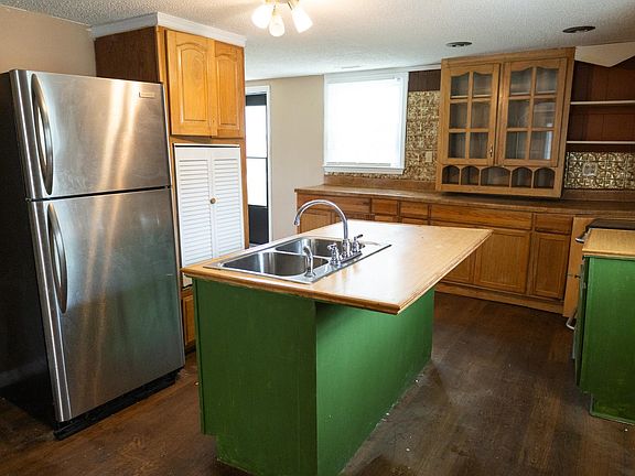 9th image of 901 Palm St.