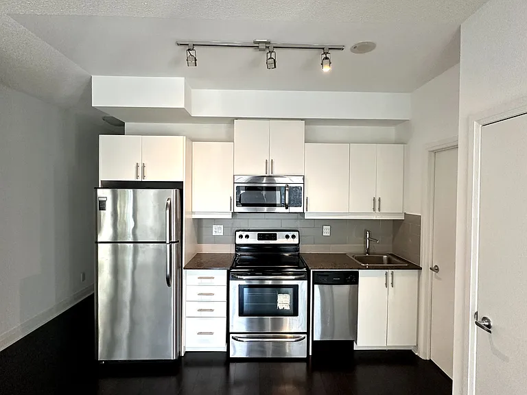 17 Kenaston Gdns #605 — Photo 6