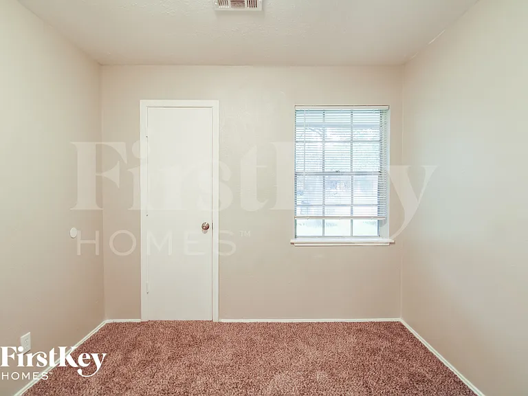 4415 Akard St — Photo 8