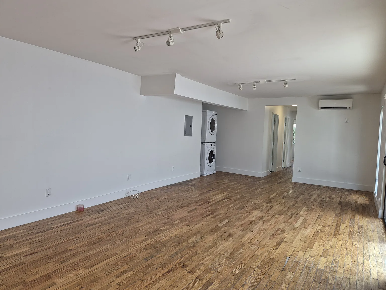 3 bed, 1250 sqft, $3,700 — Photo 2