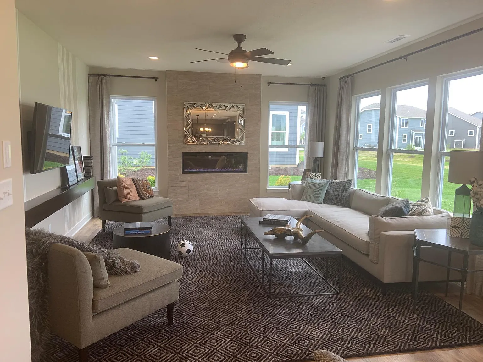3 bed, 2.5 bath, 2402 sqft, $2,650 — Photo 3