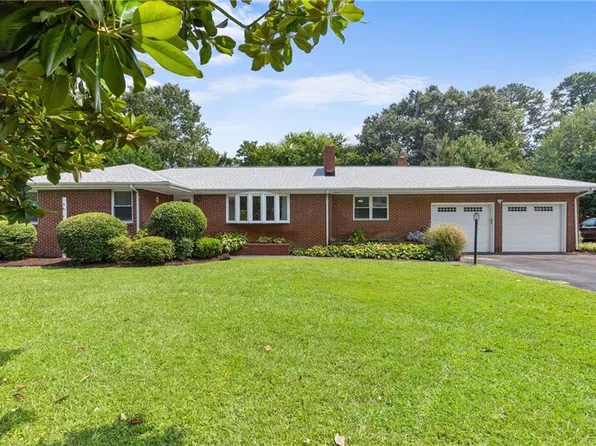 2016 Oak Leaf Ln, Virginia Beach, VA 23455