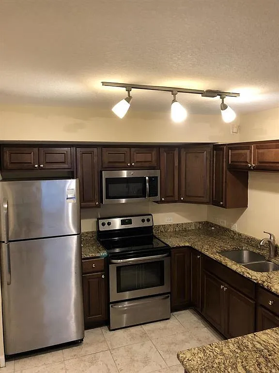 3 bed, 2.0 bath, 1233 sqft, $2,650 — Photo 3