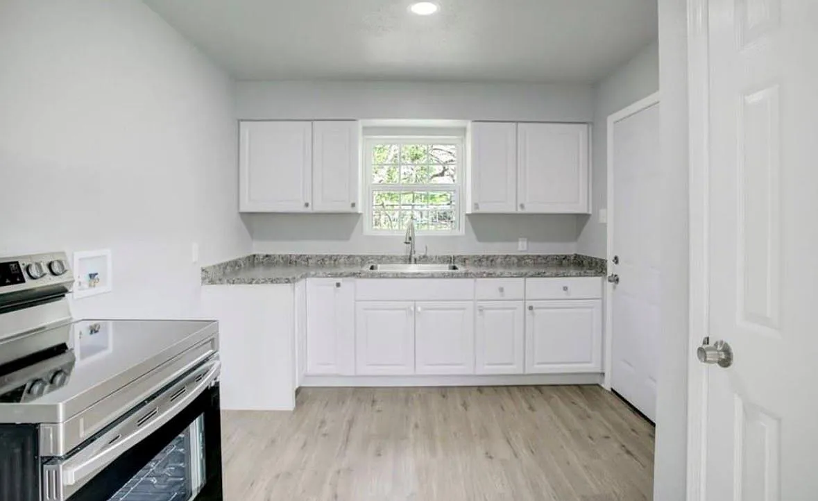 2 bed, 1.0 bath, 754 sqft, $975 — Photo 2