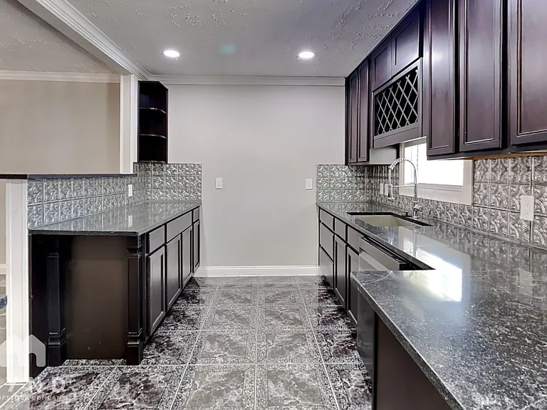 101 Live Oak St — Photo 5