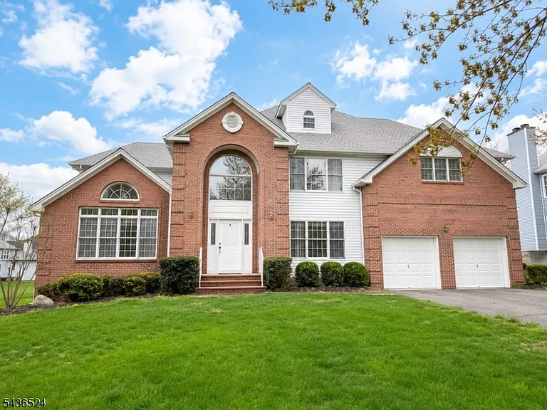 11 Alexandria Dr — Photo 1