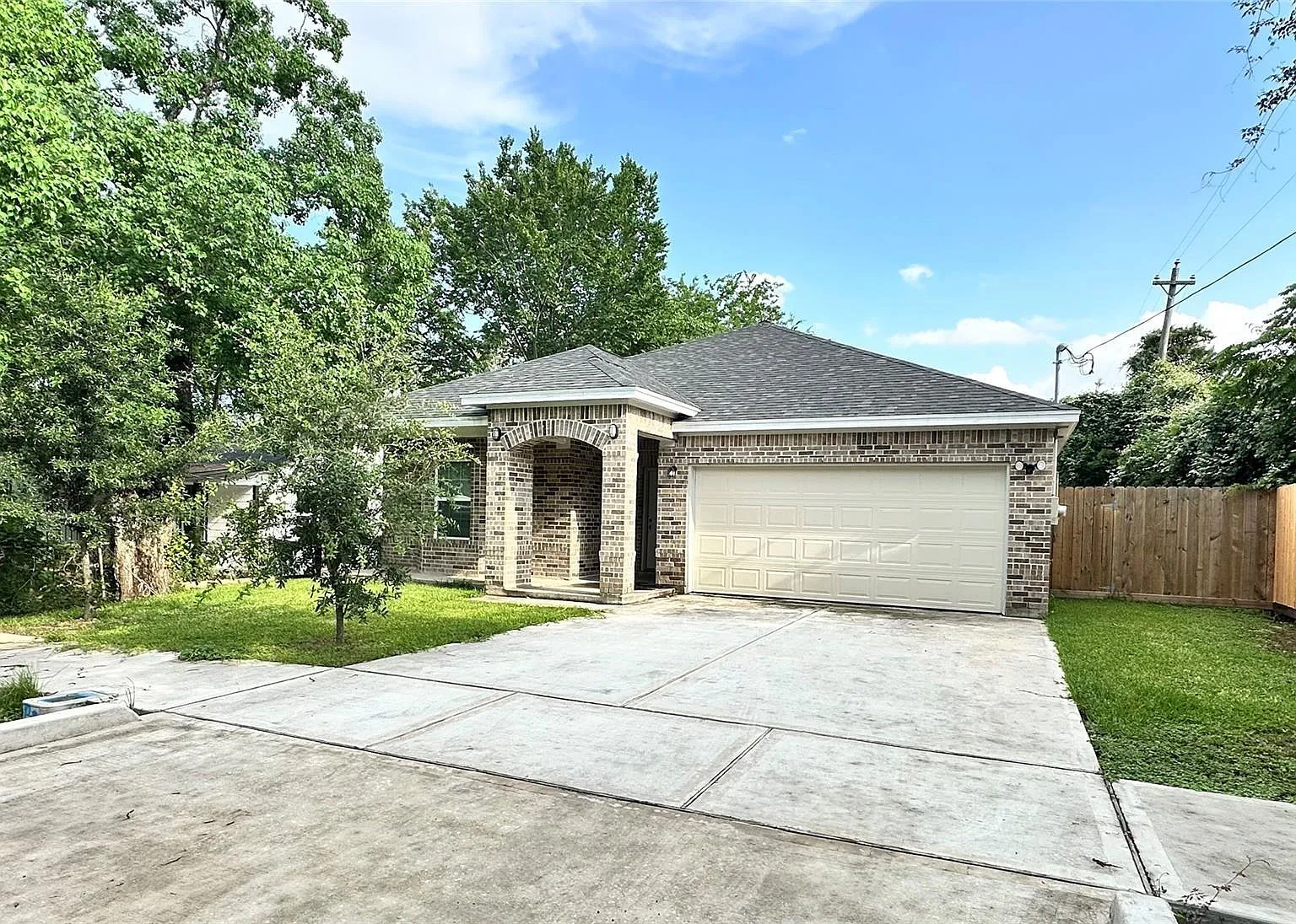 3 bed, 2.0 bath, 1870 sqft, $2,000 — Photo 2