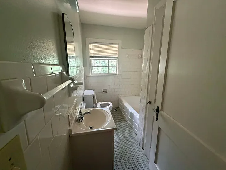 335 1/2 Boulevard St — Photo 13