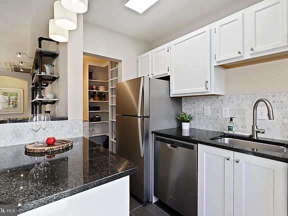 5th image of 1720 Queens Ln