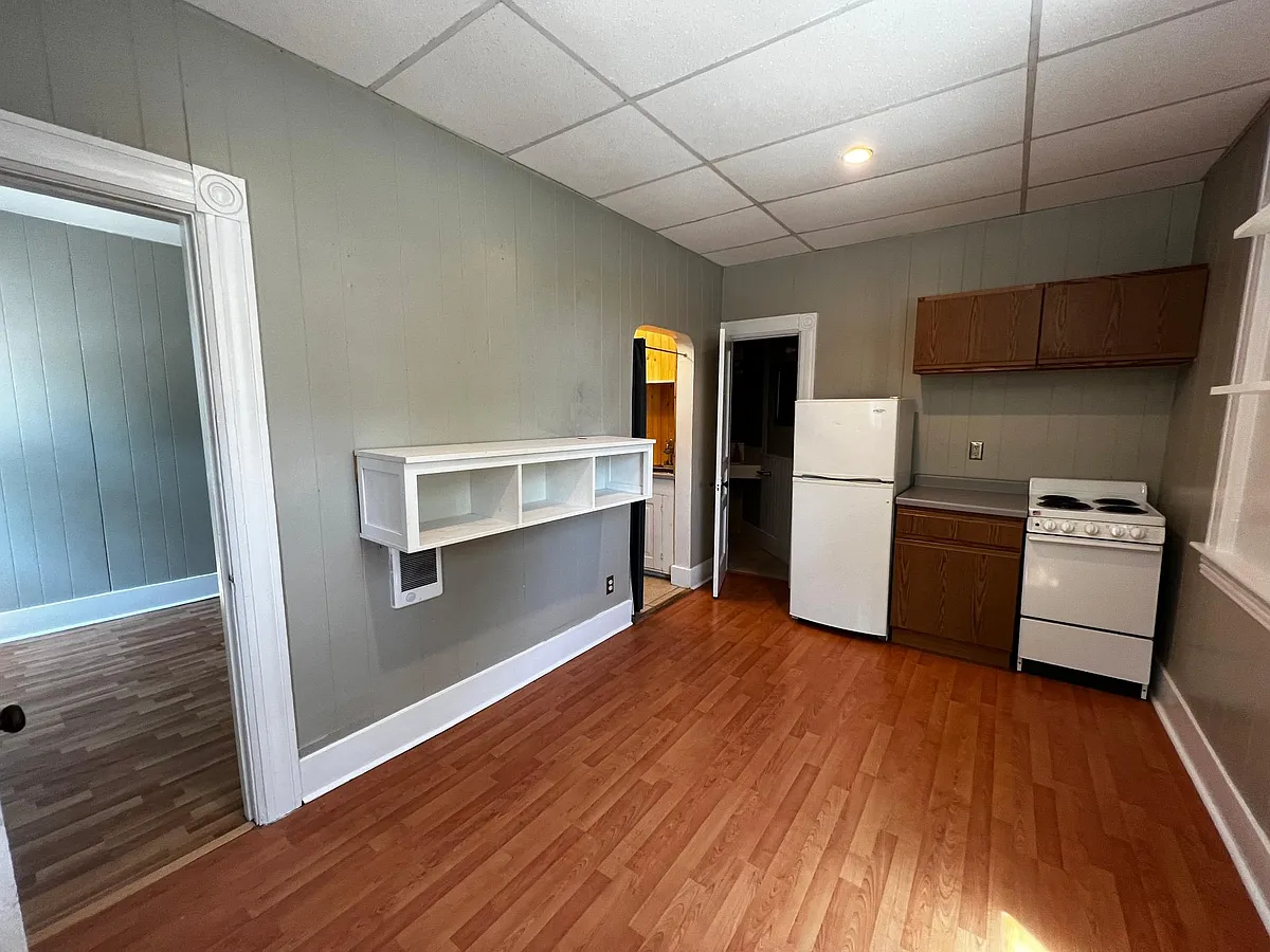 Building Photo - 209 E Broadway St #4