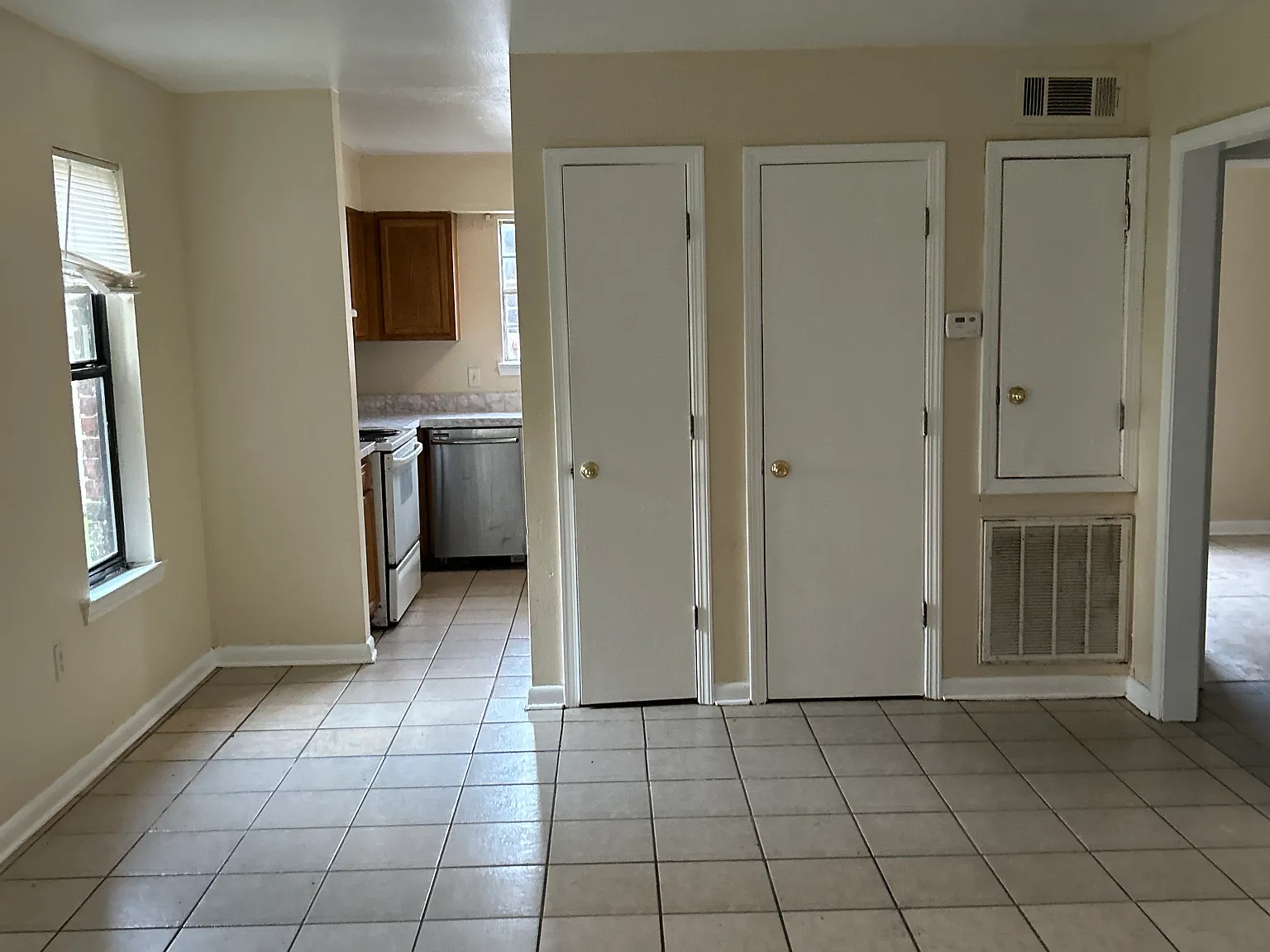 2 bed, 850 sqft, $950 — Photo 2