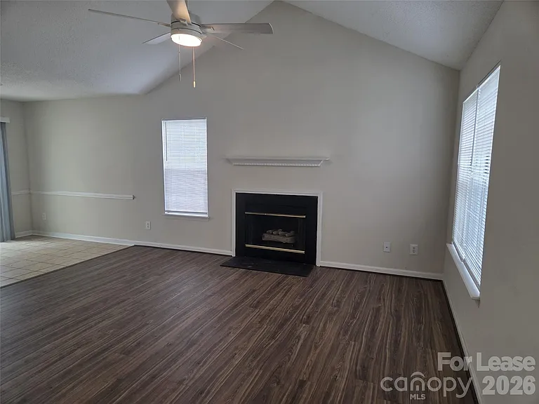 121 Foxglove Dr — Photo 2
