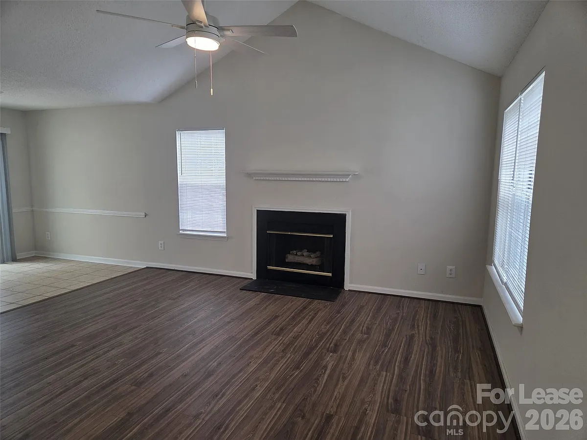 Building Photo - 121 Foxglove Dr
