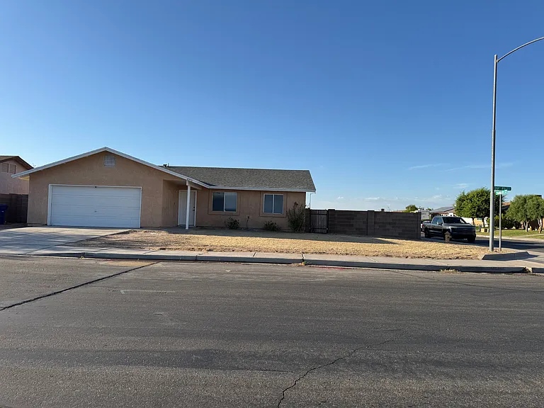 8576 E 39th Pl — Photo 2