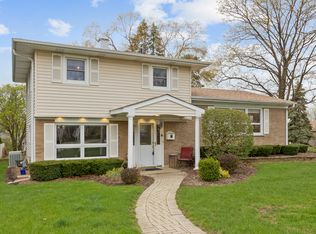 251 Meadow Ln, Lake Zurich, IL 60047