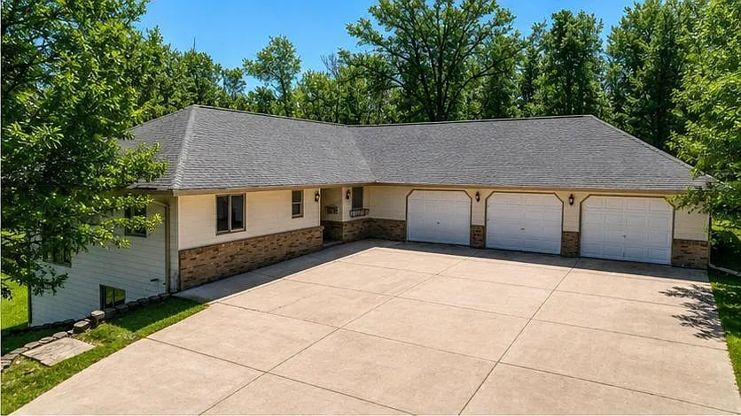 1012 Maple Ridge Ct NW