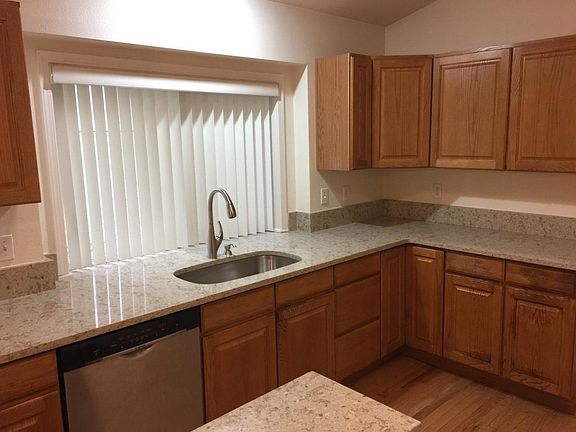 Kitchen w/granite countertops